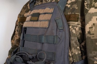 Üzerinde Ukrayna bayrağı olan gri kurşun geçirmez ceketli asker..