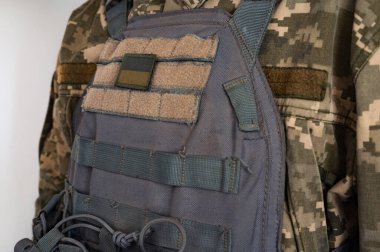 Üzerinde Ukrayna bayrağı olan gri kurşun geçirmez ceketli asker..