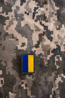 Kamuflaj tekstili ve askeri piksel renklerinde Ukrayna bayrağı fotoğrafı.