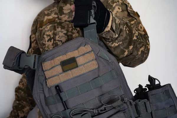 Ukrainischer Soldat Militärischer Tarnung Mit Grauer Schusssicherer Weste Einem Arm — Stockfoto