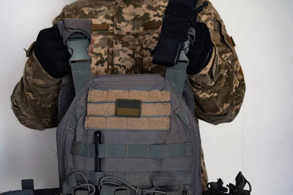 Украинский Солдат Военном Пикселе Имеет Камуфляжа Серым Пуленепробиваемым Жилетом Руках — стоковое фото