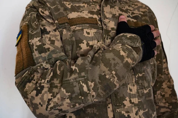Украинский Солдат Военной Пиксельной Неформе Знаменем Украины Плече Открытой Рукой — стоковое фото