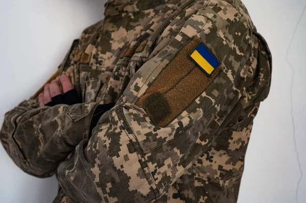 Украинский Солдат Неформенной Пиксельной Куртке Знаменем Украинского Флага Руками Груди — стоковое фото