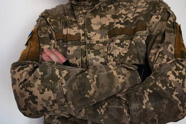 Украинский Солдат Неформенной Пиксельной Военной Куртке Руками Груди — стоковое фото