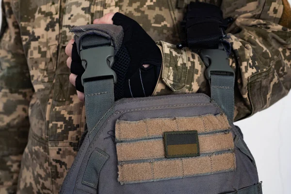 Soldat Hält Graue Kugelsichere Jacke Mit Banner Der Ukrainischen Flagge — Stockfoto