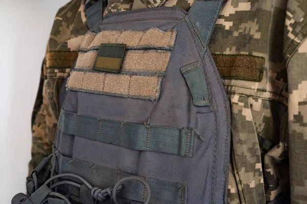 Soldat Grauer Kugelsicherer Jacke Mit Ukrainischer Flagge — Stockfoto