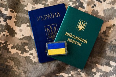 Ukrayna pasaportu ve askeri kimlik kartı. Ukrayna pikseli kamuflaj arka planı. Ukrayna bayrağı