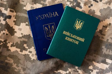 Ukrayna pasaportu ve askeri kimlik kartı. Ukrayna pikseli kamuflaj arka planı