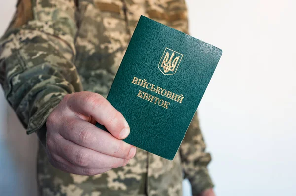 Soldaat Camouflage Houdt Groen Militair Doc Boek Rechterhand Oekraïense Pixel — Stockfoto