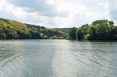 Nehir kıyısında yemyeşil ve sarı orman manzaralı. Manzara, güzel, arka plan, kartpostal manzarası, duvar kağıdı, Vinnytsia, Ukrayna, Pivdennyi Buh