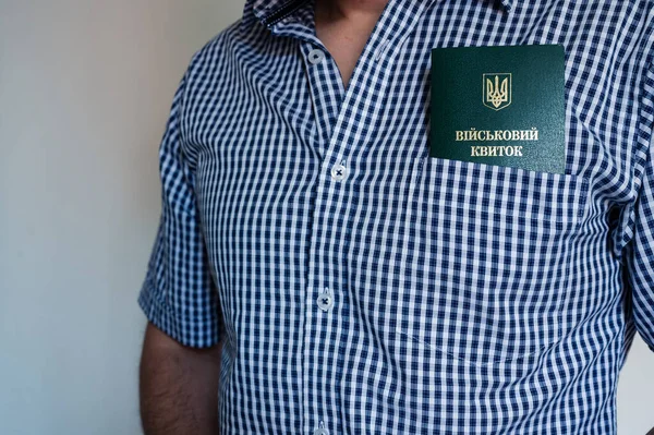 Traducción Identificación Militar Hombre Civil Camisa Con Documento Del Ejército —  Fotos de Stock