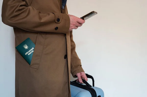 Tradução Militar Homem Casaco Com Smartphone Mão Segurando Mala Viagem — Fotografia de Stock