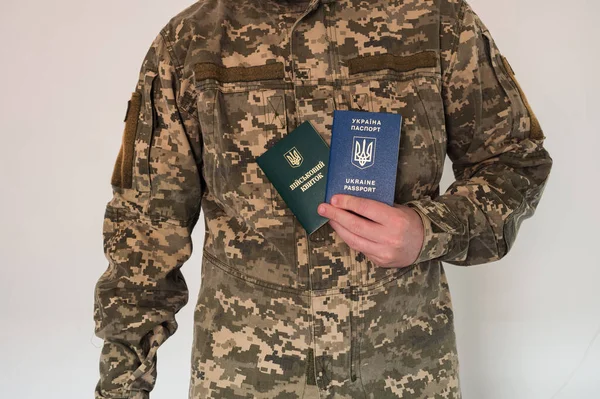 Tradução Militar Soldado Uniforme Pixel Ucraniano Segurando Passaporte Médico Militar — Fotografia de Stock