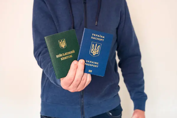 军人证 身穿蓝色运动衫的平民 手持乌克兰外国护照和军人 新兵和平民的军队证件 — 图库照片