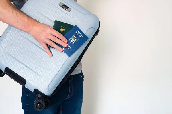 Homem Jeans Segurando Mala Azul Viagem Passaporte Ucraniano Documento Verde — Fotografia de Stock
