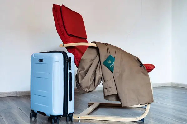 Übersetzt Militärische Reisetasche Steht Neben Rotem Sessel Mit Mantel Der — Stockfoto