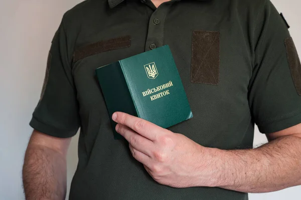 Tradução Militar Oficial Segurando Identificação Militar Ucraniana Aberta Mão Soldado — Fotografia de Stock