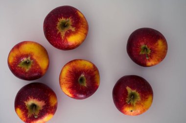 Yukarıdan bir grup sarı kırmızı elma. Organik taze meyve ve sonbahar hasat arkaplan resmi