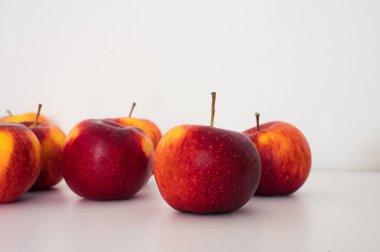 Sarı kırmızı elma grubu. Organik taze meyve ve güz hasadının görüntüsü