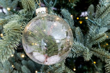 Çam ağacında Noel süslemesi