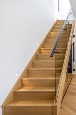 Modern evdeki korkuluklu ahşap merdiven