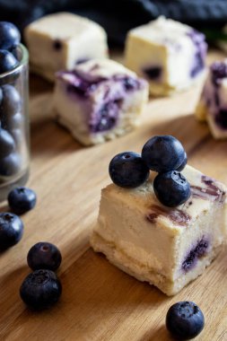 Lezzetli yabanmersinli cheesecake dilimi