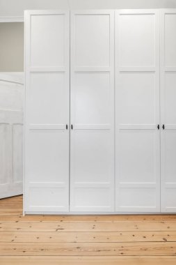 Beyaz duvarlı, beyaz kapılı modern beyaz ahşap gardırop. 3d oluşturma