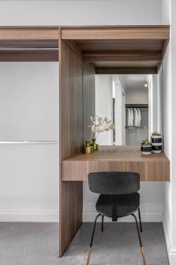 Modern bir ev hanımının modern iç mimarisi ya da tuvalet masası, modern bir tasarım. Modern minimalist tarzda ahşap bir masa..