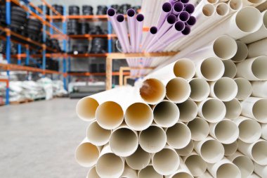 Bir depodaki borular ve inşaat malzemeleri.