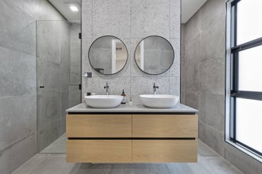Modern banyo, duş, ahşap kibir, çift lavabo ve çift ayna.
