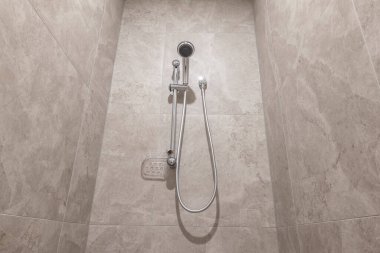 Banyoda cam olmadan duş al. Sadece fayanslar.