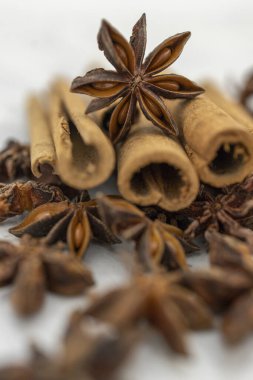 Tarçın ve Anise baharatı yemek ve aromaterapi için kullanılır.