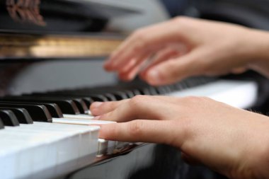 Piyano çalan genç adamın elleri..