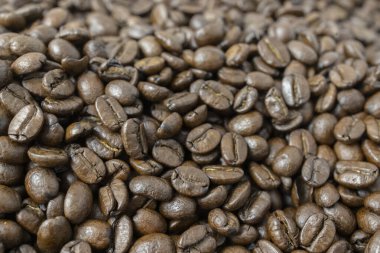 Kahve çekirdekleri masada.