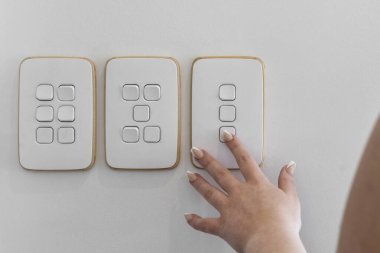 El düğmeye basıyor.