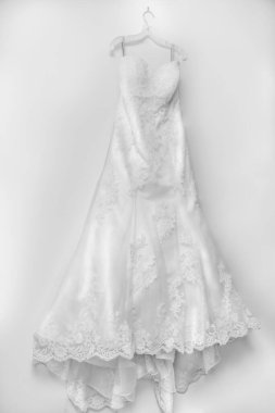 Beyaz arkaplanı olan zarif bir gelinlik..