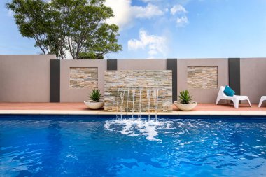 Mavi gökyüzü ile modern yüzme havuzu