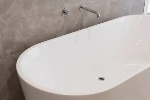 Serbest banyo ve krom musluk takımı için banyo yenileme seçeneği