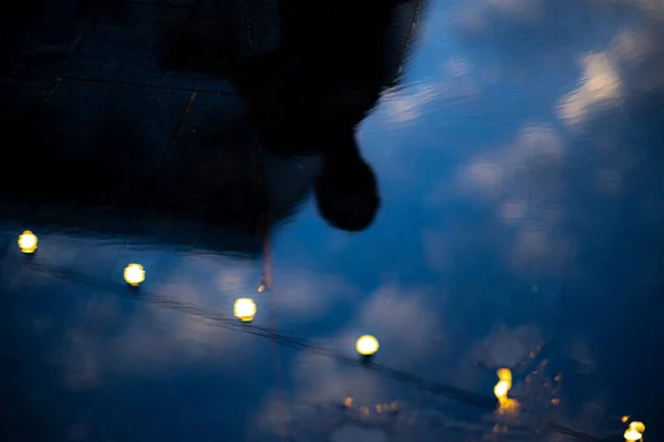 Wet Cement Floor Take Pictures Beautiful Bokeh Golden Light Bulbs — Stock Photo, Image