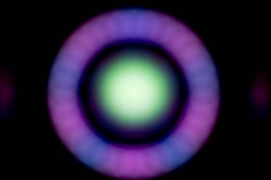 Bokeh bilgisayar monitörleri ve ampuller tarafından yakalandı. Çeşitli festivaller için bulanık bir görüntü oluşturun ve bunu bir partide arkaplan resmi olarak kullanın..