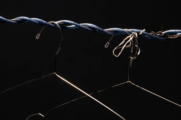 老挝用绳子缠在一起 用绳子把衣服弄得干干净净 用深沉的色调描绘了一幅奇怪的图画 — 图库照片