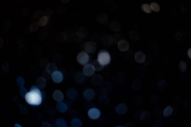 Ekrandan alınan Bokeh arkaplanı ve farklı renklerdeki ampuller, görüntünün farklı boyutlarda ve çeşitli çalışmalarda kullanılan birçok birincil renkle ortaya çıkmasını sağlıyor.