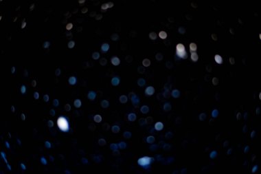 Ekrandan alınan Bokeh arkaplanı ve farklı renklerdeki ampuller, görüntünün farklı boyutlarda ve çeşitli çalışmalarda kullanılan birçok birincil renkle ortaya çıkmasını sağlıyor.
