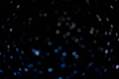 Ekrandan alınan Bokeh arkaplanı ve farklı renklerdeki ampuller, görüntünün farklı boyutlarda ve çeşitli çalışmalarda kullanılan birçok birincil renkle ortaya çıkmasını sağlıyor.