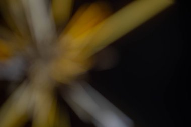 Arka plan renkli bokeh bir bilgisayar ekranı ve ışıklar tarafından yakalandı. Görüntüyü çoğunlukla kırmızı, mavi, sarı ve siyah olarak bulanıklaştır.