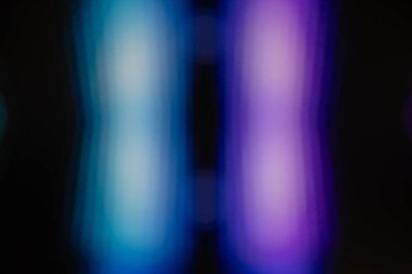 Arka plan renkli bokeh bir bilgisayar ekranı ve ışıklar tarafından yakalandı. Görüntüyü çoğunlukla kırmızı, mavi, sarı ve siyah olarak bulanıklaştır.