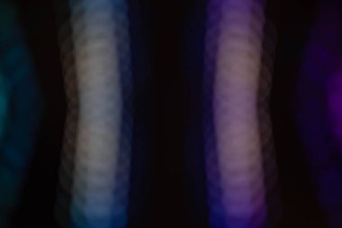 Arka plan renkli bokeh bir bilgisayar ekranı ve ışıklar tarafından yakalandı. Görüntüyü çoğunlukla kırmızı, mavi, sarı ve siyah olarak bulanıklaştır.