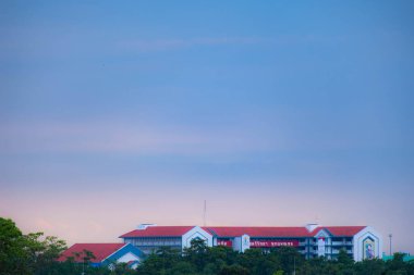 Akşam gökyüzü batmaya başlıyordu ve kara bulutlar geçiyordu. Mavi gökyüzünün ardında
