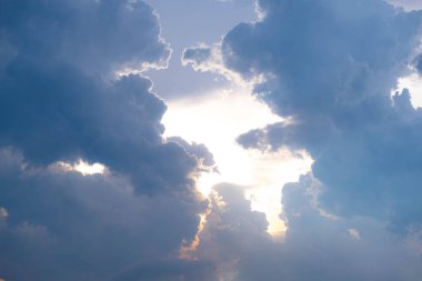 Akşam gökyüzü batmaya başlıyordu ve kara bulutlar geçiyordu. Mavi gökyüzünün ardında