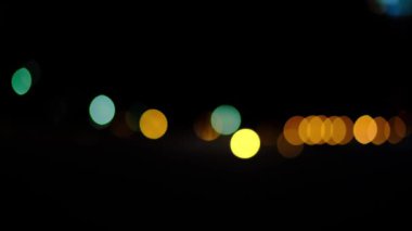 Gece çekilen ışıklar resmi bulanıklaştırır ve çeşitli olaylarda arka plan olarak kullanılabilir. Bir çok insan bunu sever..
